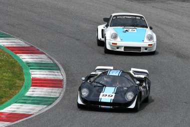 Scarperia, 3 Nisan 2022: Lola T70 Mk III yıl 1969 Mugello Classic 2022 'de İtalya' daki Mugello Pisti 'nde.