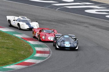 Scarperia, 3 Nisan 2022: Lola T70 Mk III yıl 1969 Mugello Classic 2022 'de İtalya' daki Mugello Pisti 'nde.
