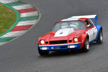 Scarperia, 3 Nisan 2022: Chevrolet Camaro IMSA GTO Yılı 1981 Mugello Classic 2022 'de İtalya' daki Mugello Pisti 'nde faaliyette..