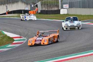 Scarperia, 3 Nisan 2022: Chevron B26 yıl 1974 Mugello Classic 2022 'de İtalya' daki Mugello Pisti 'nde eylem halindeydi..