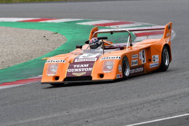 Scarperia, 3 Nisan 2022: Chevron B26 yıl 1974 Mugello Classic 2022 'de İtalya' daki Mugello Pisti 'nde eylem halindeydi..