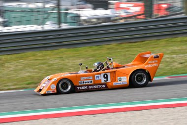 Scarperia, 3 Nisan 2022: Chevron B26 yıl 1974 Mugello Classic 2022 'de İtalya' daki Mugello Pisti 'nde eylem halindeydi..