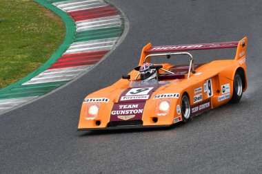Scarperia, 3 Nisan 2022: Chevron B26 yıl 1974 Mugello Classic 2022 'de İtalya' daki Mugello Pisti 'nde eylem halindeydi..