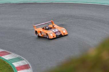 Scarperia, 3 Nisan 2022: Chevron B26 yıl 1974 Mugello Classic 2022 'de İtalya' daki Mugello Pisti 'nde eylem halindeydi..