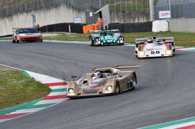 Scarperia, 3 Nisan 2022: TOJ SC304 1976 Mugello Classic 2022 'de İtalya' daki Mugello Pisti 'nde.