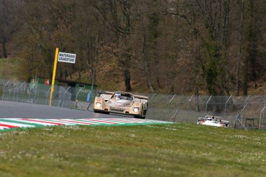 Scarperia, 3 Nisan 2022: TOJ SC304 1976 Mugello Classic 2022 'de İtalya' daki Mugello Pisti 'nde.