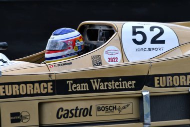 Scarperia, 3 Nisan 2022: TOJ SC304 1976 Mugello Classic 2022 'de İtalya' daki Mugello Pisti 'nde.