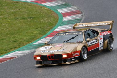 Scarperia, 3 Nisan 2022: Warsteiner Procar Takımı BMW M1 1980 eski Manfred Winkelhock İtalya 'daki Mugello Pisti' nde Mugello Classic 2022 sırasında görev başındaydı..