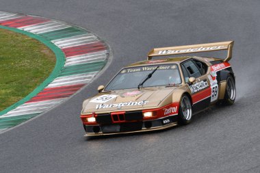 Scarperia, 3 Nisan 2022: Warsteiner Procar Takımı BMW M1 1980 eski Manfred Winkelhock İtalya 'daki Mugello Pisti' nde Mugello Classic 2022 sırasında görev başındaydı..