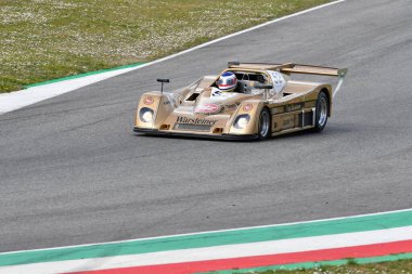 Scarperia, 3 Nisan 2022: TOJ SC304 1976 Mugello Classic 2022 'de İtalya' daki Mugello Pisti 'nde.