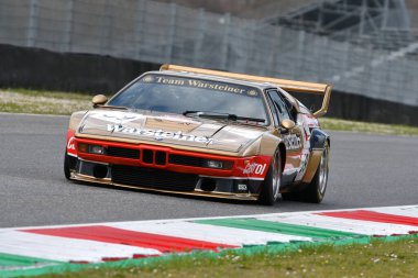 Scarperia, 3 Nisan 2022: Warsteiner Procar Takımı BMW M1 1980 eski Manfred Winkelhock İtalya 'daki Mugello Pisti' nde Mugello Classic 2022 sırasında görev başındaydı..