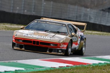 Scarperia, 3 Nisan 2022: Warsteiner Procar Takımı BMW M1 1980 eski Manfred Winkelhock İtalya 'daki Mugello Pisti' nde Mugello Classic 2022 sırasında görev başındaydı..