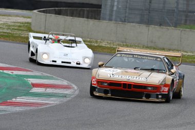 Scarperia, 3 Nisan 2022: Warsteiner Procar Takımı BMW M1 1980 eski Manfred Winkelhock İtalya 'daki Mugello Pisti' nde Mugello Classic 2022 sırasında görev başındaydı..