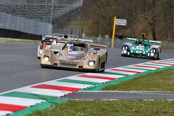 Scarperia, 3 Nisan 2022: TOJ SC304 1976 Mugello Classic 2022 'de İtalya' daki Mugello Pisti 'nde.