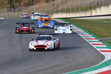 Scarperia, 3 Nisan 2022: Aston Martin DBR9 yıl 2006 Mugello Classic 2022 'de İtalya' daki Mugello Pisti 'nde.