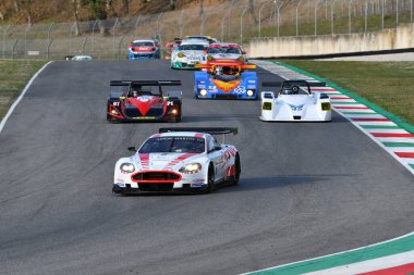 Scarperia, 3 Nisan 2022: Aston Martin DBR9 yıl 2006 Mugello Classic 2022 'de İtalya' daki Mugello Pisti 'nde.