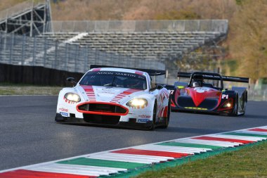 Scarperia, 3 Nisan 2022: Aston Martin DBR9 yıl 2006 Mugello Classic 2022 'de İtalya' daki Mugello Pisti 'nde.