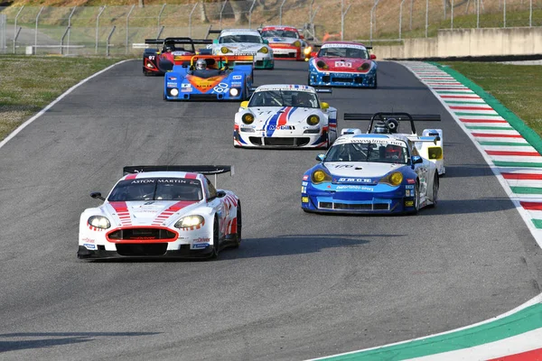 Scarperia, 3 Nisan 2022: Aston Martin DBR9 yıl 2006 Mugello Classic 2022 'de İtalya' daki Mugello Pisti 'nde.