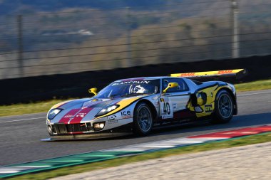 Scarperia, 3 Nisan 2022: Ford GT GT1 yılı 2010 Mugello Classic 2022 'de İtalya' daki Mugello Pisti 'nde.