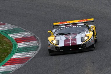 Scarperia, 3 Nisan 2022: Ford GT GT1 yılı 2010 Mugello Classic 2022 'de İtalya' daki Mugello Pisti 'nde.
