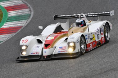 Scarperia, 3 Nisan 2022: Panoz LMP 01 yıl 2001 Mugello Classic 2022 'de İtalya Mugello Pisti' nde faaliyet gösterdi.