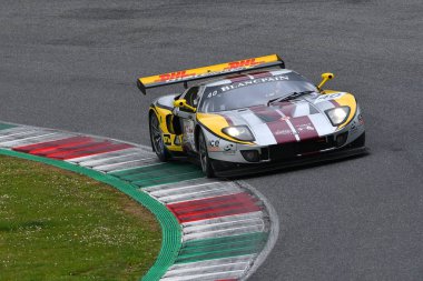 Scarperia, 3 Nisan 2022: Ford GT GT1 yılı 2010 Mugello Classic 2022 'de İtalya' daki Mugello Pisti 'nde.