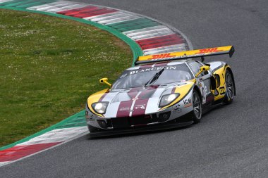 Scarperia, 3 Nisan 2022: Ford GT GT1 yılı 2010 Mugello Classic 2022 'de İtalya' daki Mugello Pisti 'nde.