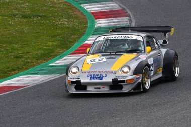 Scarperia, 3 Nisan 2022: Porsche 993 GT2 yıl 1996 Mugello Classic 2022 'de İtalya' daki Mugello Pisti 'nde.