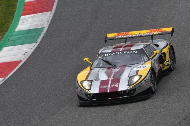 Scarperia, 3 Nisan 2022: Ford GT GT1 yılı 2010 Mugello Classic 2022 'de İtalya' daki Mugello Pisti 'nde.