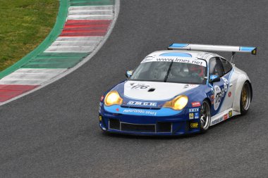 Scarperia, 3 Nisan 2022: Porsche 996 GT3-RSR yılı 2006 Mugello Classic 2022 'de İtalya' daki Mugello Pisti 'nde eylem halindeydi..