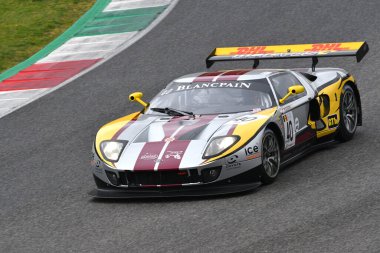 Scarperia, 3 Nisan 2022: Ford GT GT1 yılı 2010 Mugello Classic 2022 'de İtalya' daki Mugello Pisti 'nde.