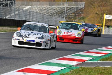 Scarperia, 3 Nisan 2022: Porsche 996 GT3 RS yılı 2003 Mugello Classic 2022 tarihinde İtalya 'daki Mugello Pisti' nde faaliyet gösterdi.