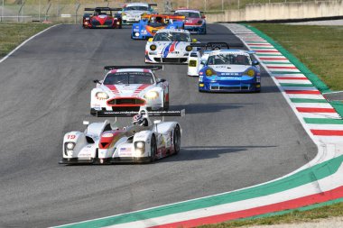 Scarperia, 3 Nisan 2022: Panoz LMP 01 yıl 2001 Mugello Classic 2022 'de İtalya Mugello Pisti' nde faaliyet gösterdi.