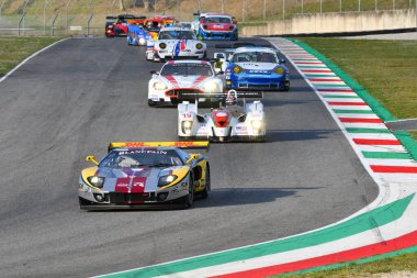 Scarperia, 3 Nisan 2022: Ford GT GT1 yılı 2010 Mugello Classic 2022 'de İtalya' daki Mugello Pisti 'nde.