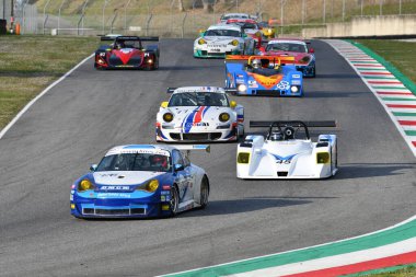 Scarperia, 3 Nisan 2022: Porsche 996 GT3-RSR yılı 2006 Mugello Classic 2022 'de İtalya' daki Mugello Pisti 'nde eylem halindeydi..