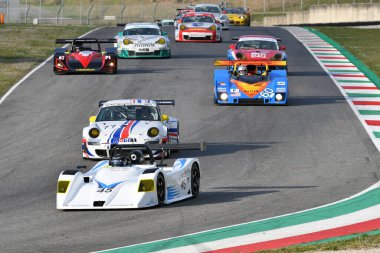 Scarperia, 3 Nisan 2022: Lucchini SR2 2002 Mugello Classic 2022 'de İtalya' daki Mugello Pisti 'nde eylem halindeydi..