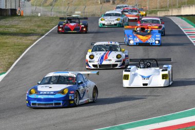 Scarperia, 3 Nisan 2022: Porsche 996 GT3-RSR yılı 2006 Mugello Classic 2022 'de İtalya' daki Mugello Pisti 'nde eylem halindeydi..