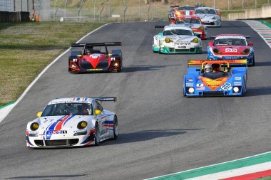Scarperia, 3 Nisan 2022: Porsche 997 GT3-RSR 2007 Mugello Classic 2022 sırasında İtalya 'daki Mugello Pisti' nde faaliyet göstermektedir..