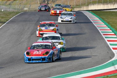 Scarperia, 3 Nisan 2022: Porsche 996 GT3-RSR 2001 Mugello Classic 2022 'de İtalya' daki Mugello Pisti 'nde eylem halindeydi..