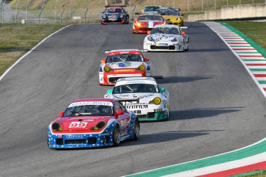 Scarperia, 3 Nisan 2022: Porsche 996 GT3-RSR 2001 Mugello Classic 2022 'de İtalya' daki Mugello Pisti 'nde eylem halindeydi..