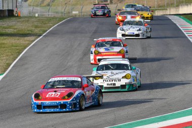 Scarperia, 3 Nisan 2022: Porsche 996 GT3-RSR 2001 Mugello Classic 2022 'de İtalya' daki Mugello Pisti 'nde eylem halindeydi..