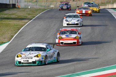 Scarperia, 3 Nisan 2022: Porsche 996 GT3-RSR yılı 2005 Mugello Classic 2022 'de İtalya' daki Mugello Pisti 'nde faaliyette..