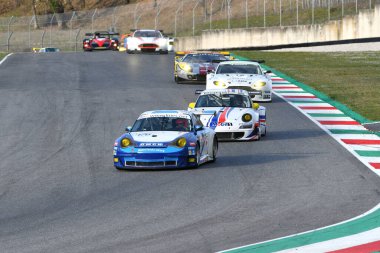 Scarperia, 3 Nisan 2022: Porsche 996 GT3-RSR yılı 2006 Mugello Classic 2022 'de İtalya' daki Mugello Pisti 'nde eylem halindeydi..