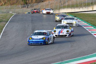 Scarperia, 3 Nisan 2022: Porsche 996 GT3-RSR yılı 2006 Mugello Classic 2022 'de İtalya' daki Mugello Pisti 'nde eylem halindeydi..