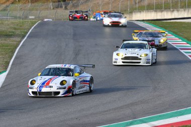 Scarperia, 3 Nisan 2022: Porsche 997 GT3-RSR 2007 Mugello Classic 2022 sırasında İtalya 'daki Mugello Pisti' nde faaliyet göstermektedir..