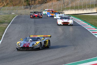 Scarperia, 3 Nisan 2022: Ford GT GT1 yılı 2010 Mugello Classic 2022 'de İtalya' daki Mugello Pisti 'nde.