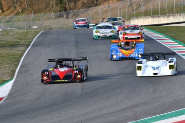 Scarperia, 3 Nisan 2022: Lola B98 / 10 2001 Mugello Classic 2022 'de İtalya' daki Mugello Pisti 'nde eylem halindeydi.