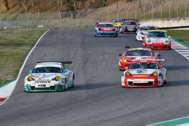 Scarperia, 3 Nisan 2022: Porsche 996 GT3-RSR yılı 2006 Mugello Classic 2022 'de İtalya' daki Mugello Pisti 'nde eylem halindeydi..