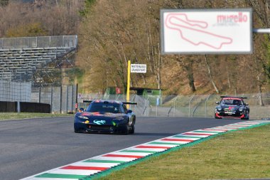 Scarperia, 3 Nisan 2022: Chrisler Viper GTS-R GT1 Mugello Classic 2022 'de İtalya' daki Mugello Pisti 'nde eylem halinde..