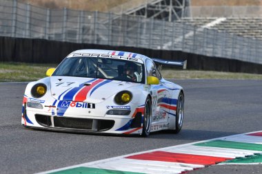 Scarperia, 3 Nisan 2022: Porsche 997 GT3-RSR 2007 Mugello Classic 2022 sırasında İtalya 'daki Mugello Pisti' nde faaliyet göstermektedir..